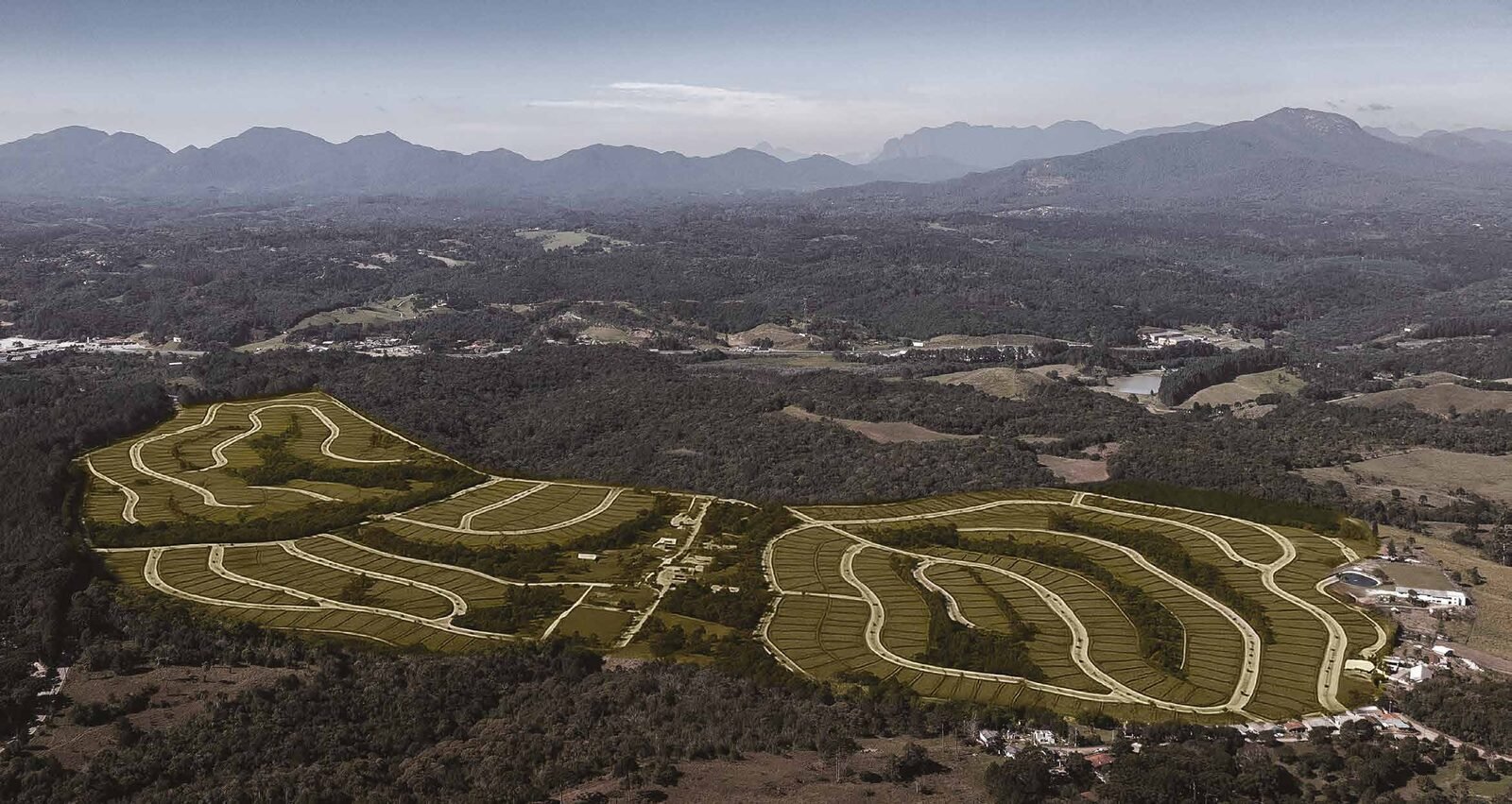 Vista aérea do masterplan da Fazenda Graciosa mostrando os três condomínios entre as montanhas