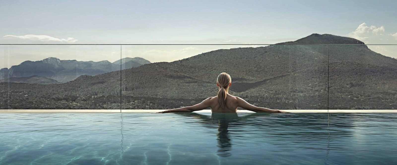Piscina de borda infinita com vista para a serra