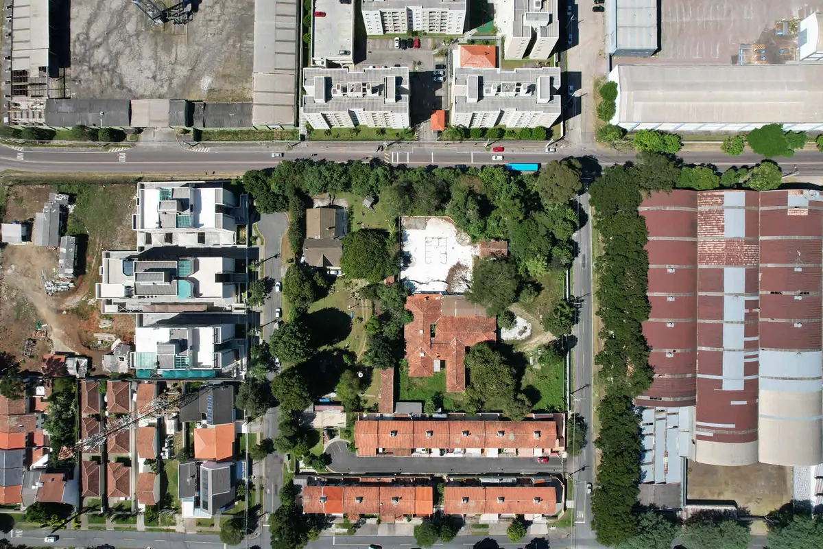 Vista aérea da região do terreno do OKÁ Bacacheri, no bairro Bacacheri, em Curitiba