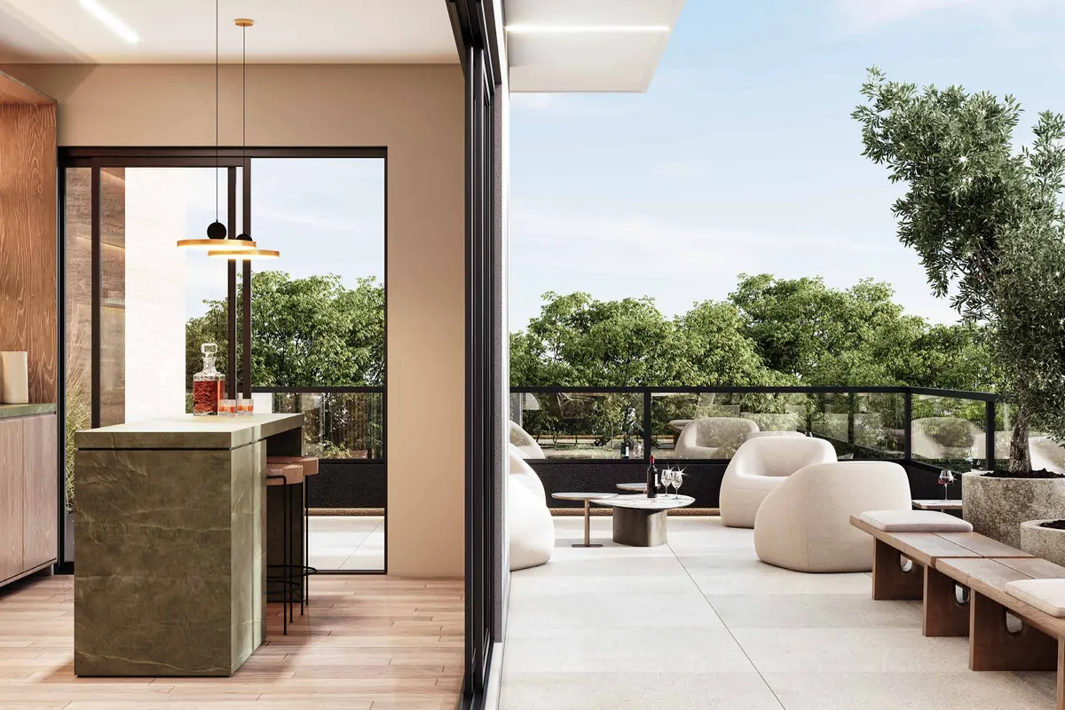 Espaço gourmet do ático com bancada em pedra verde e vista para a copa das árvores