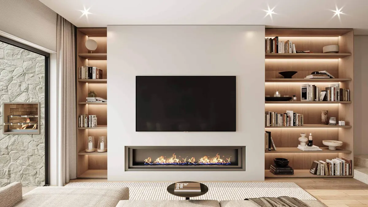 Sala de estar com lareira embutida, TV e estantes iluminadas