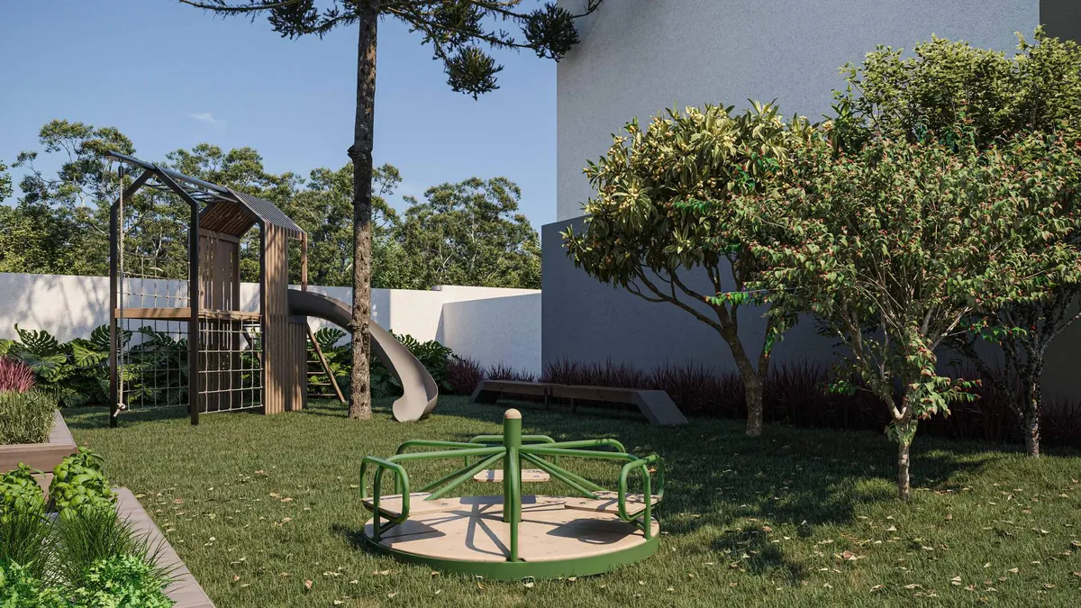 Playground do condomínio com casinha de madeira, escorregador e gira-gira entre árvores