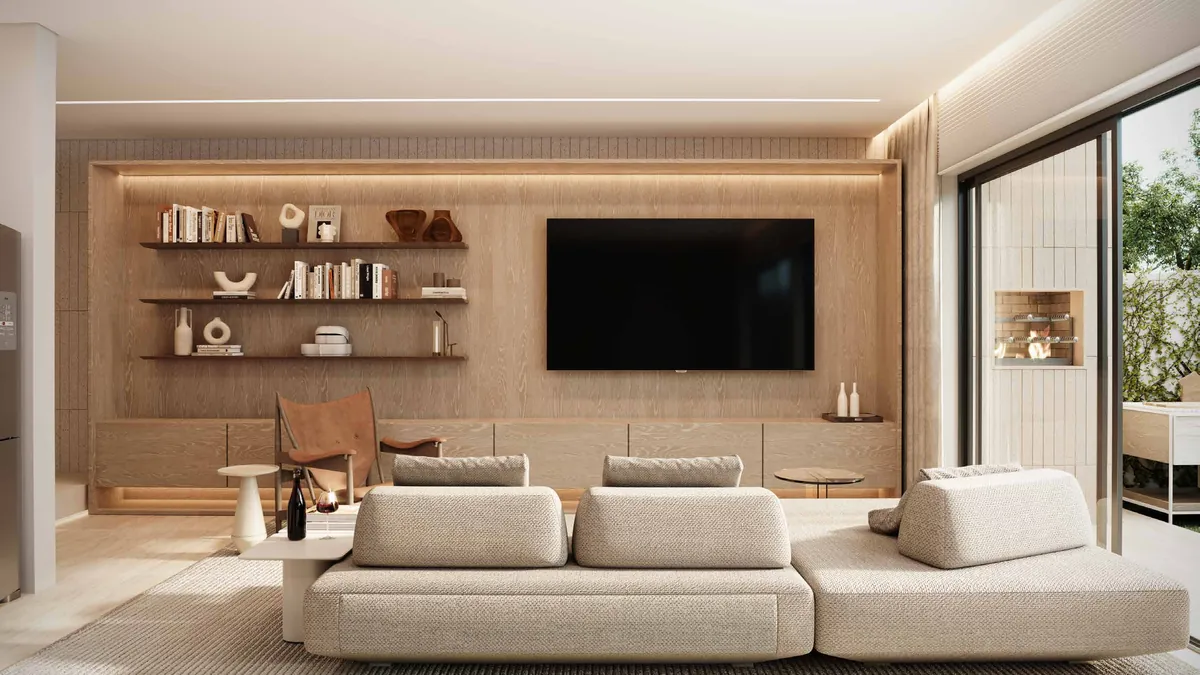 Sala com painel de madeira, estante, TV e sofá, com porcelanato no piso