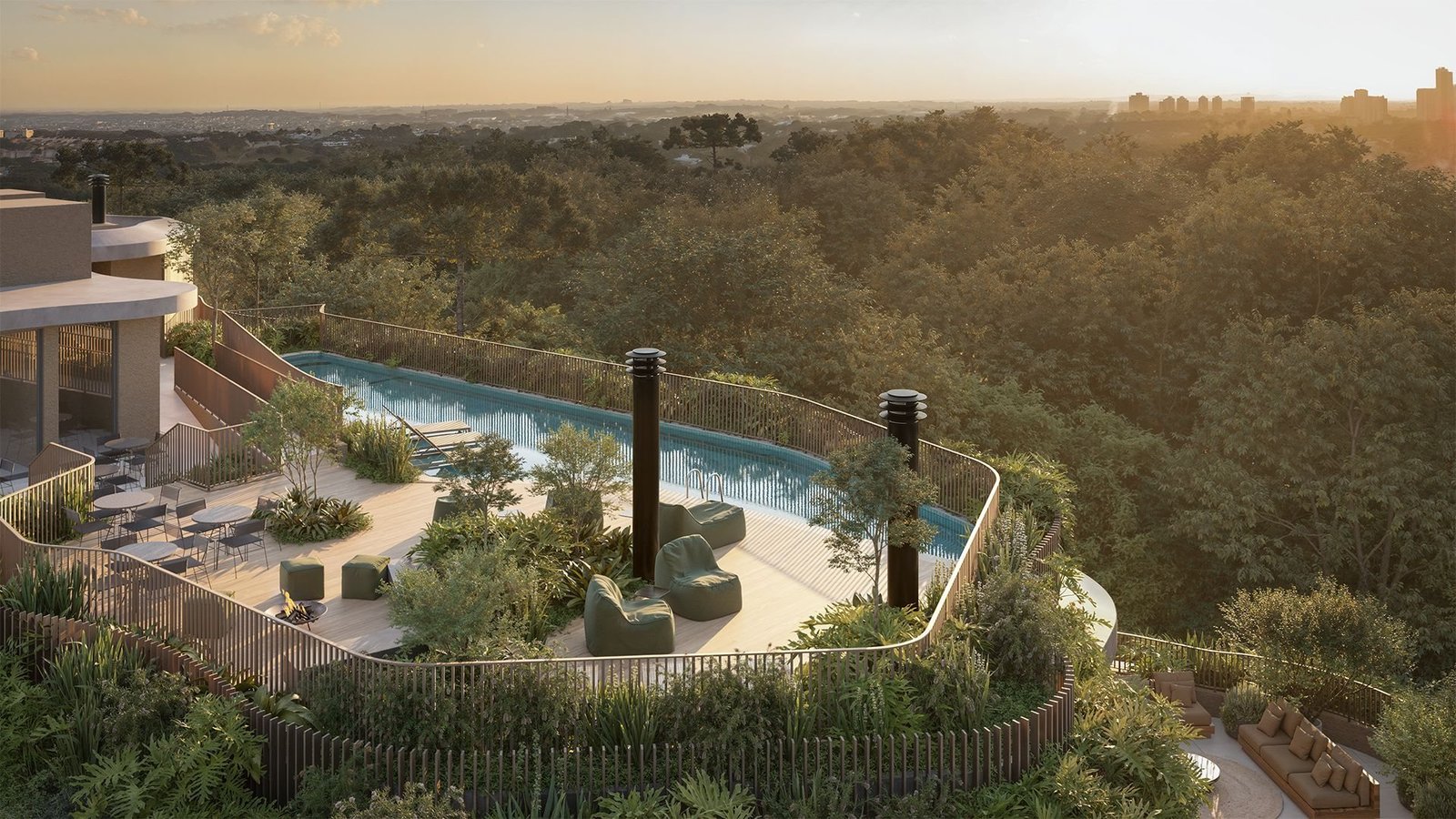 Piscina no rooftop do Edifício Puro ao entardecer, com vista para o bosque e o skyline de Curitiba