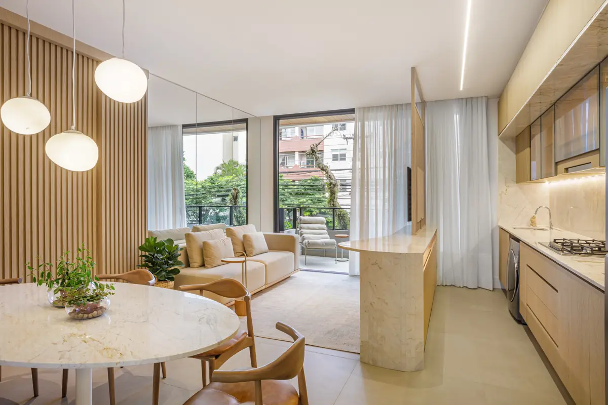 Apartamento decorado do Réve: sala de jantar e estar com painel ripado em madeira e varanda ao fundo