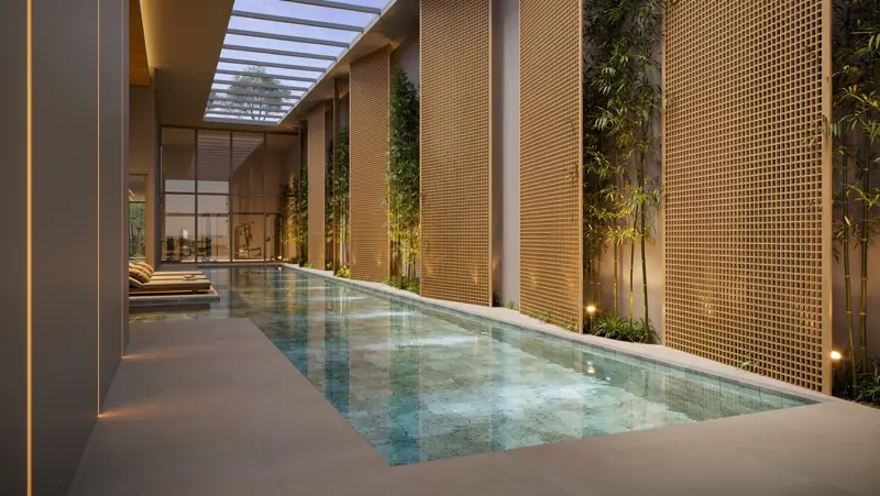 Piscina interna aquecida do Réve com treliças de madeira, bambus e luz zenital