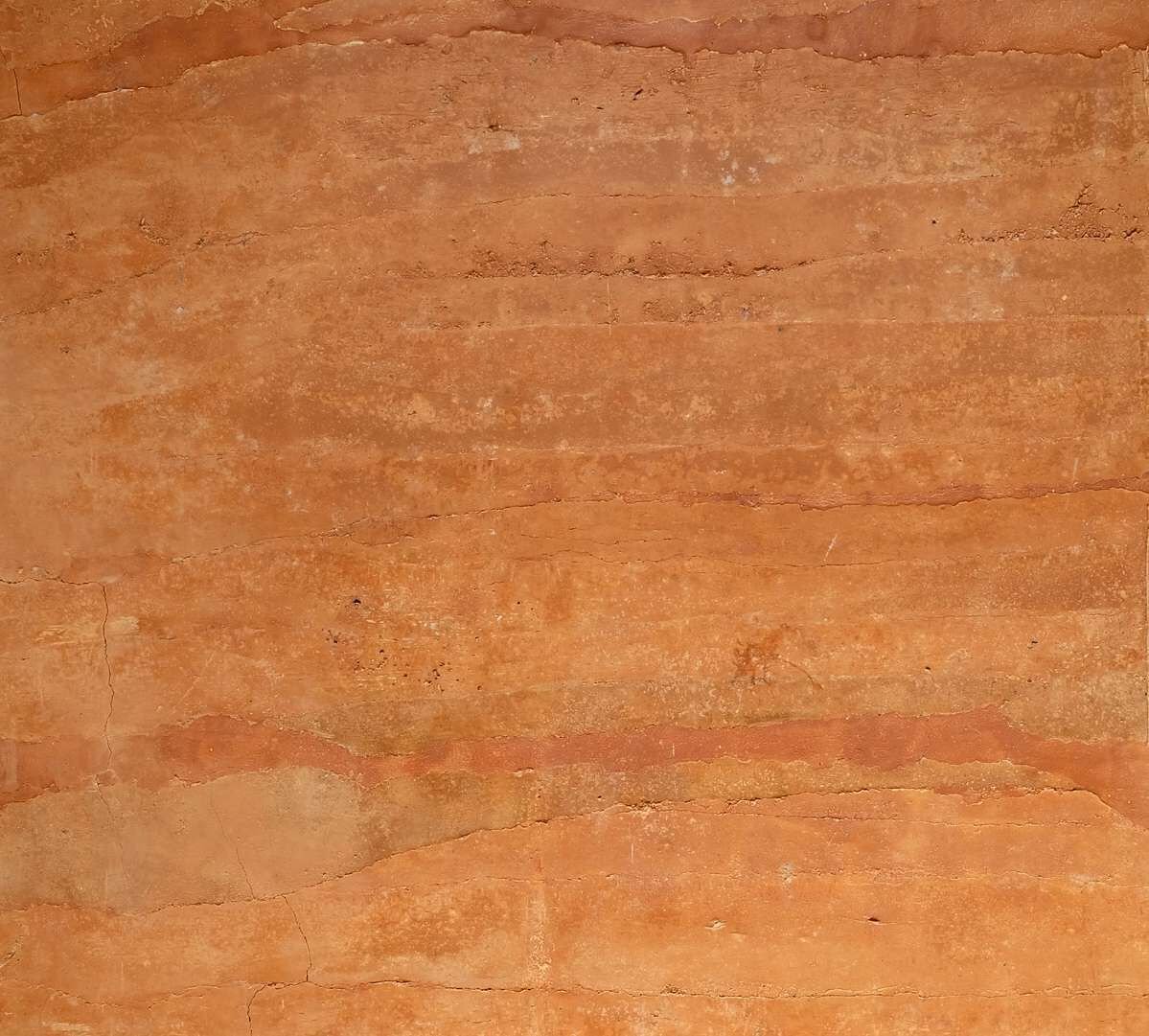 Detalhe da parede de taipa de 60 metros do Tauá, técnica ancestral reinterpretada na arquitetura do Juvevê
