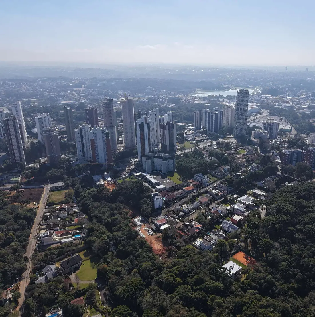 Vista aérea do entorno do Terracota Ecoville, com o bosque em primeiro plano e os edifícios do Ecoville ao fundo