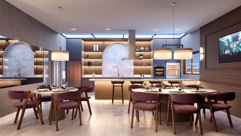 Espaço gourmet com bancada, mesas redondas e cadeiras estofadas