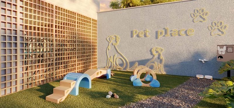 Pet place com grama sintética e brinquedos para cães