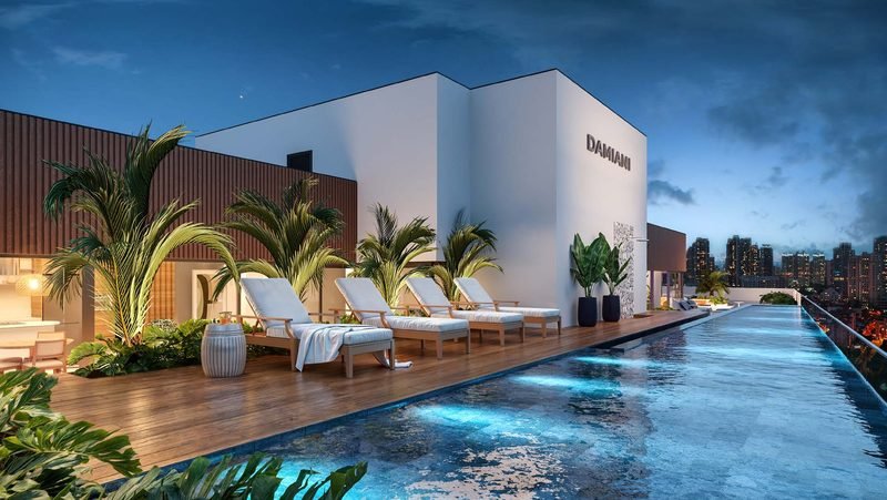 Piscina do rooftop ao entardecer, com espreguiçadeiras e vista da cidade